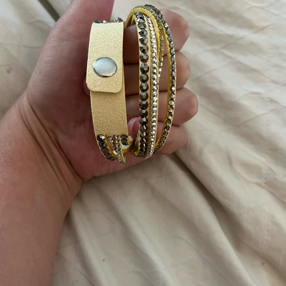 Yellow watch - Picture 3 of 7